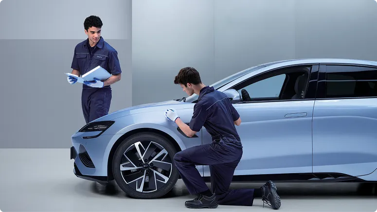 Mechanicy przy samochodzie